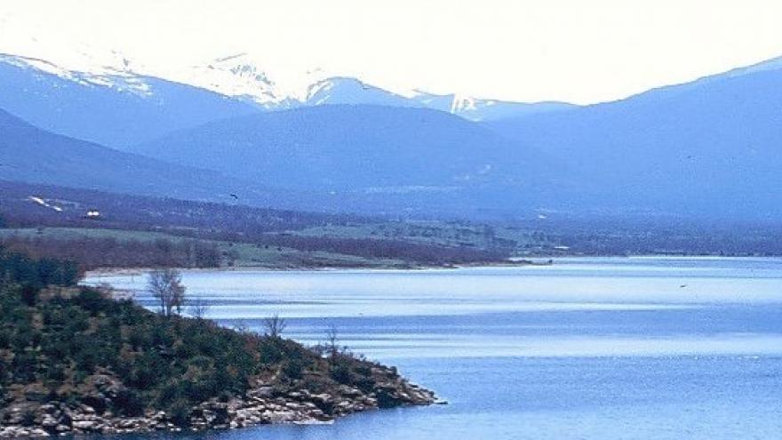 Embalse Lozoya montañas al fondo