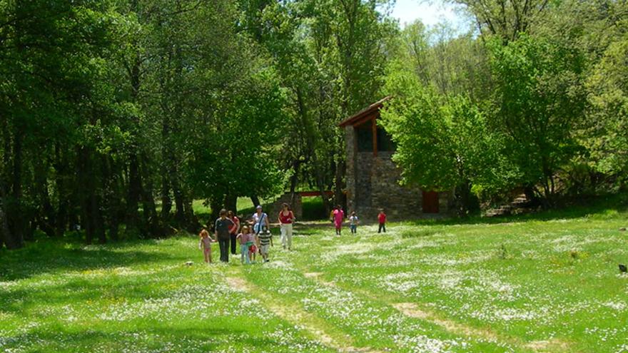 Grupo de gente en los alrededores de un Centro de educación ambiental