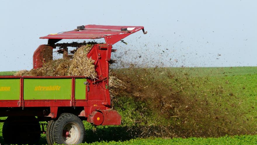 Tractor con fertilizantes