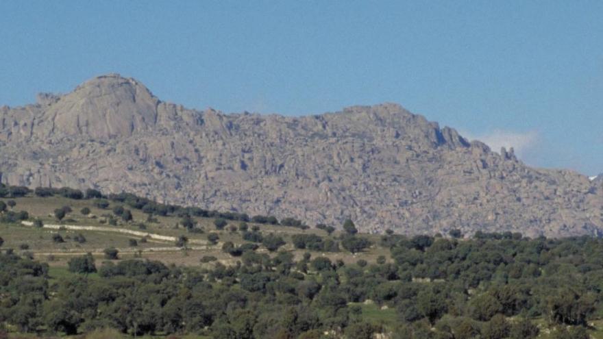 Dehesa y cumbres de La Pedriza al fondo