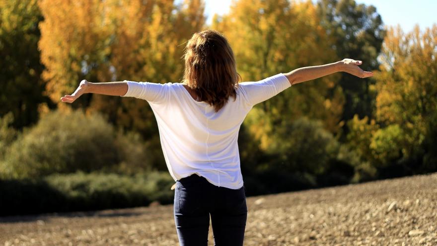 Mujer respirando al aire libre