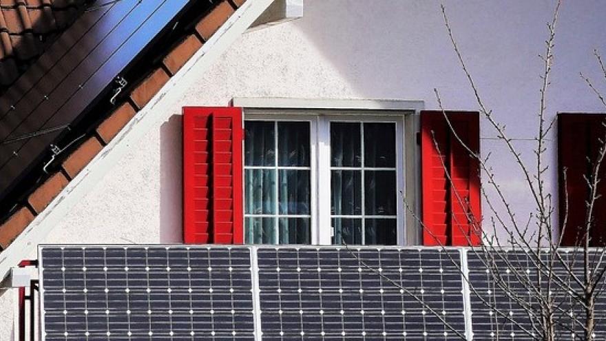 Foto casa con placas solares