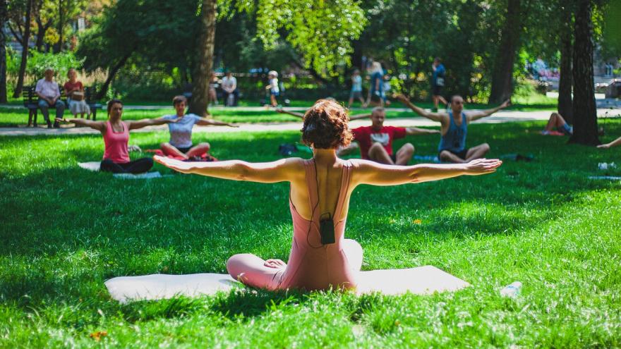 Grupo de personas haciendo yoga en el parque