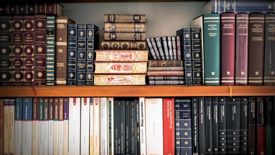 Libros en una estantería