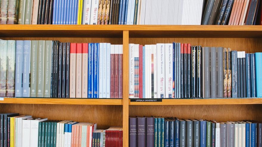 estanterías con libros en una biblioteca