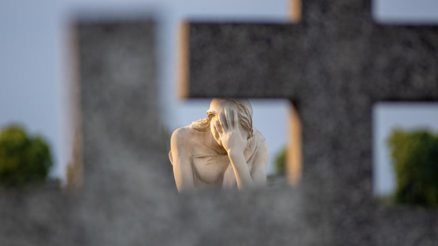 Escultura de mujer en un cementerio