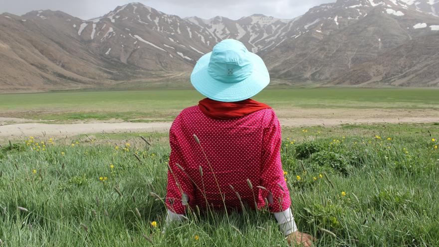 Mujer mirando montañas