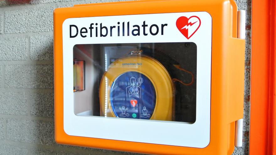 desfibrilador en una pared