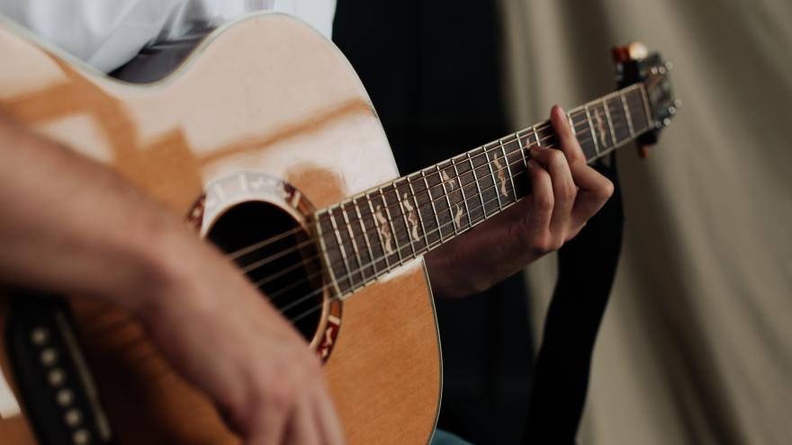 Un guitarrista tocando