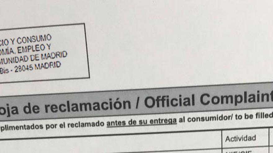 Presentar una reclamación Persona rellenando una reclamación de Consumo