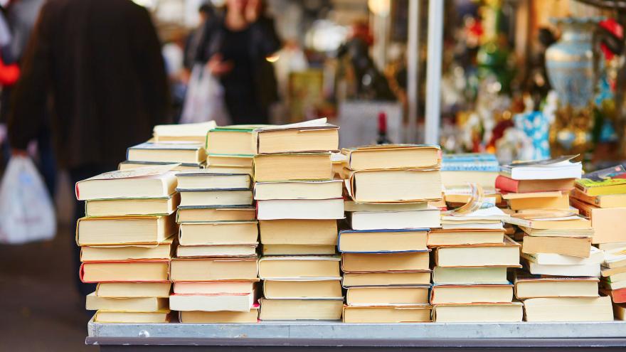 Libros apilados encima de una mesa en la calle