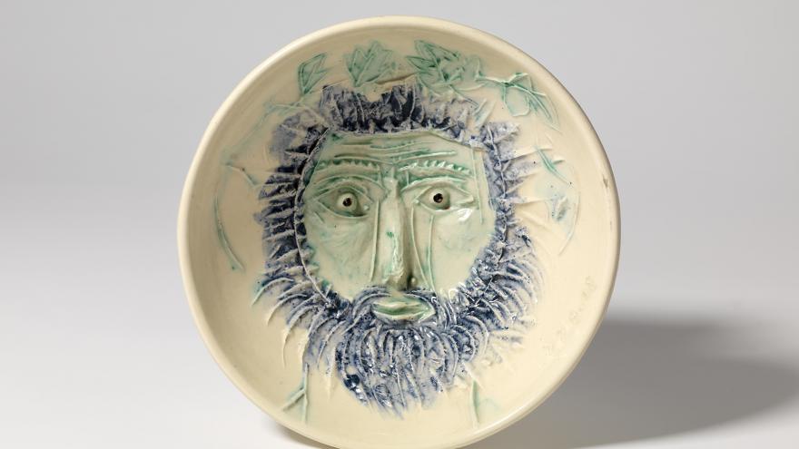 Pieza de cerámica con dibujo de un rostros
