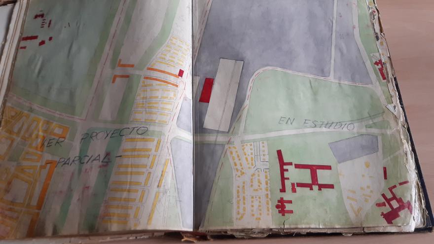 Libro con dibujos en colores tipo mapa