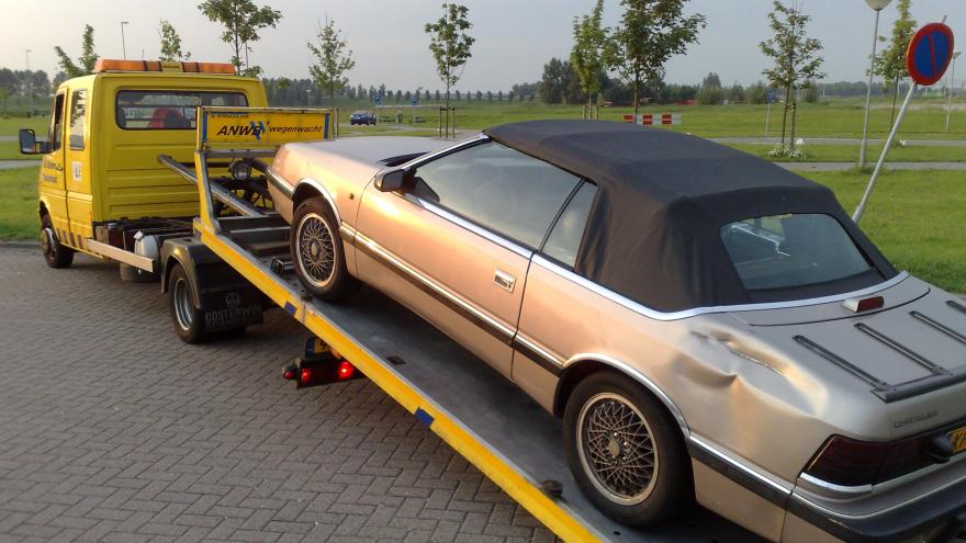 grúa llevándose coche accidentado