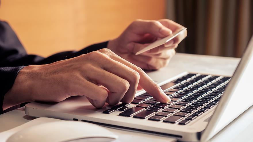 Ciudadano introduciendo sus datos en el ordenador