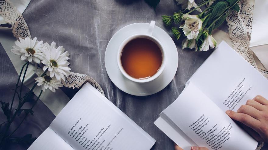 Libro y taza de té