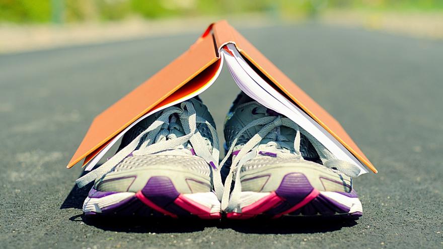 Zapatillas de running y libro