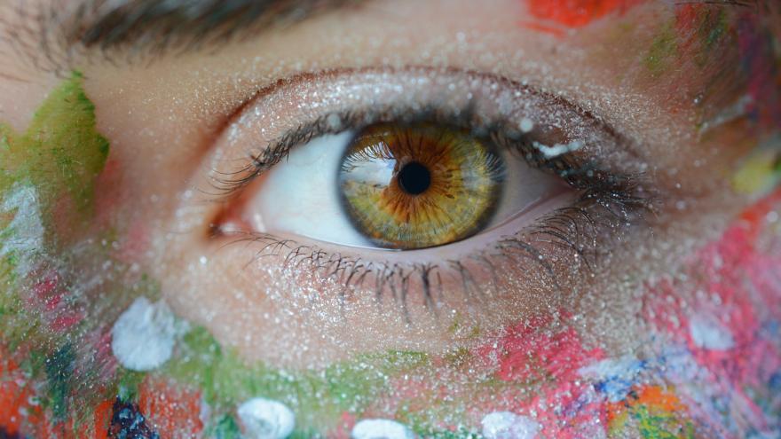 ojo verde con maquillaje alrededor multicolor