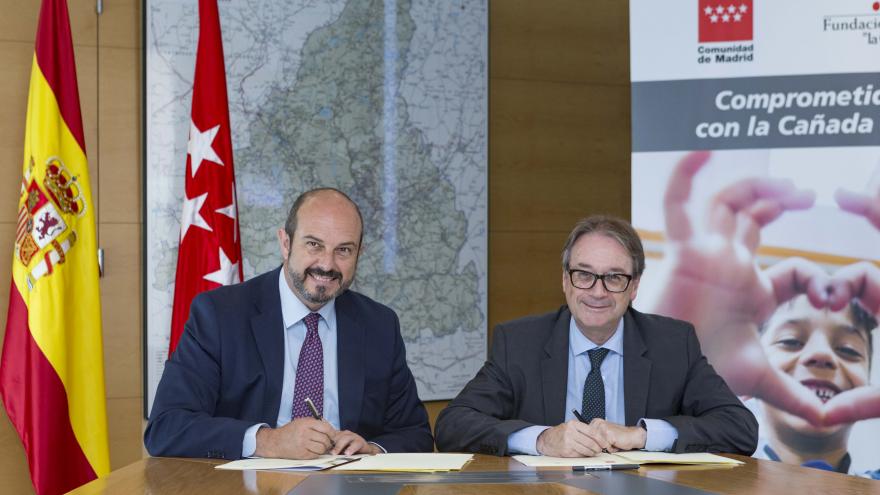 Pedro Rollán y Marc Simón durante la firma