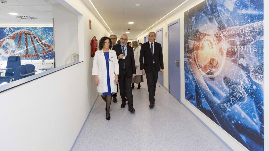 El consejero de Sanidad, Enrique Ruiz Escudero,visitando el nuevo centro