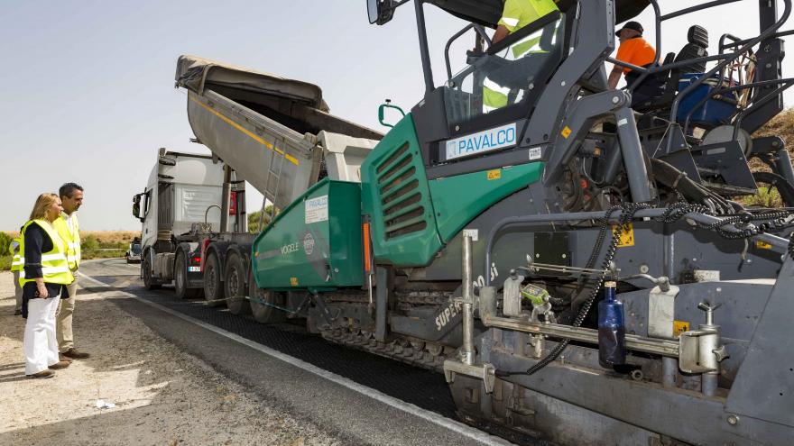 Gonzalo visita una de las obras de mejora de firmes que se están llevando a cabo durante el periodo estival  