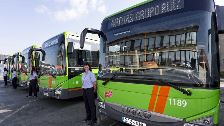 Gonzalo presenta la nueva flota de 18 vehículos que dará servicio a las líneas que conectan Leganés y Fuenlabrada con la capital