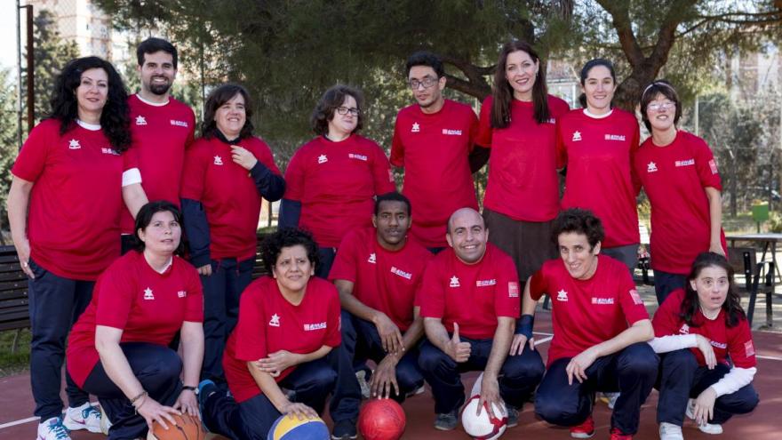 Lola Moreno en el entrenamiento de nuestros representantes del equipo de baloncesto femenino, de fútbol 11 unificado y de piragüismo kayak