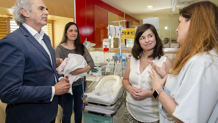 Enrique Ruiz Escudero en la Unidad de Nutrición Personalizada del Servicio de Neonatología del Hospital Gregorio Marañón