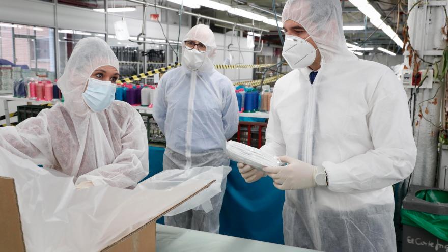 Ignacio Aguado durante su visita a una fábrica de mascarillas