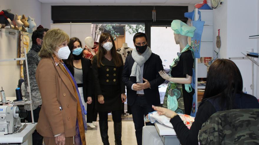 El consejero de Políticas Sociales visita el taller de costura para la inserción laboral 