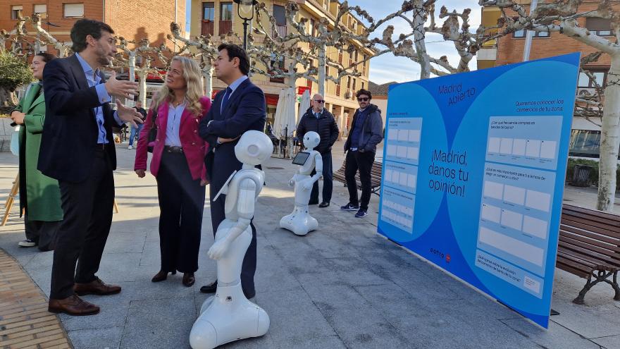 La consejera Rocío Albert durante su visita a Las Rozas de Madrid