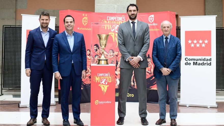 Ignacio Aguado recibe la Copa del Mundo de Baloncesto que se expondrá en la Comunidad de Madrid