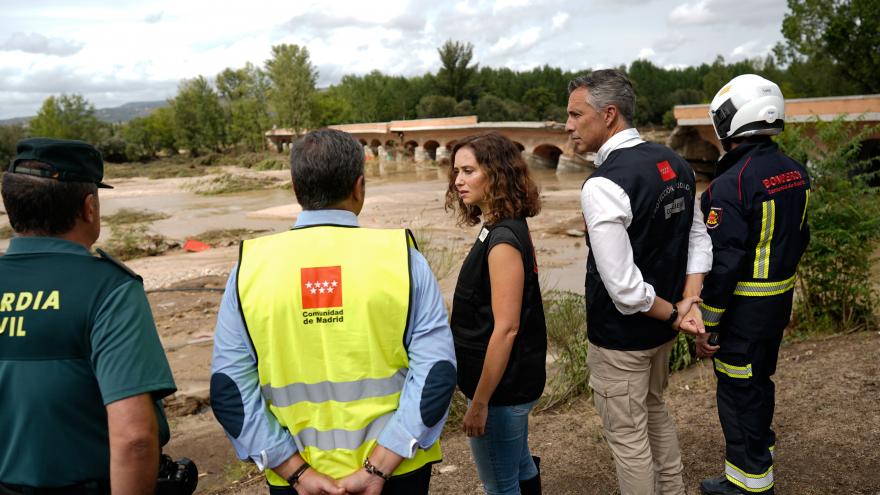 La presidenta Isabel Díaz Ayuso durante su visita a Aldea del Fresno tras la DANA