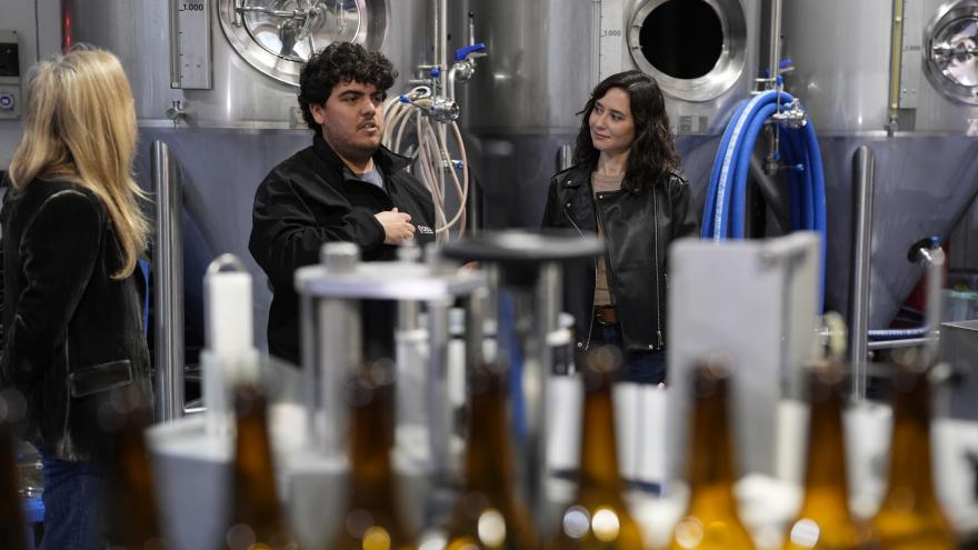 La presidenta Isabel Díaz Ayuso durante la visita 