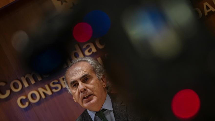 El consejero de Sanidad, Enrique Ruiz Esducero, en rueda de prensa