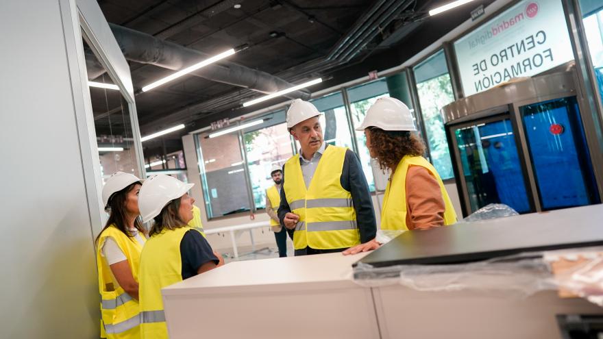 El consejero Miguel López-Valverde en el Centro de Innovación Digitaliza Madrid