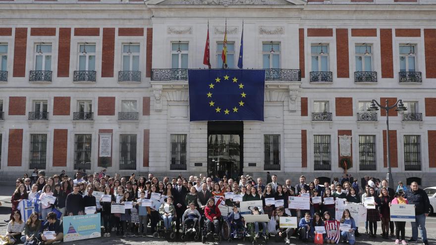 Pedro Rollán ha entregado hoy en la Real Casa de Correos los premios del concurso escolar de carteles sobre la UE