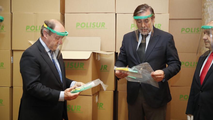 Lopez entrega de material santario