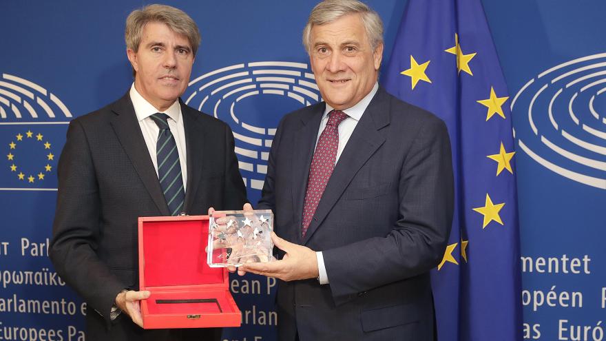 Garrido entrega a Tajani el Premio a la Excelencia por su defensa de los valores europeos