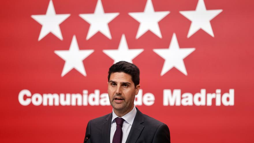 El consejero Emilio Viciana atiende a los medios de comunicación desde la Real Casa de Correos