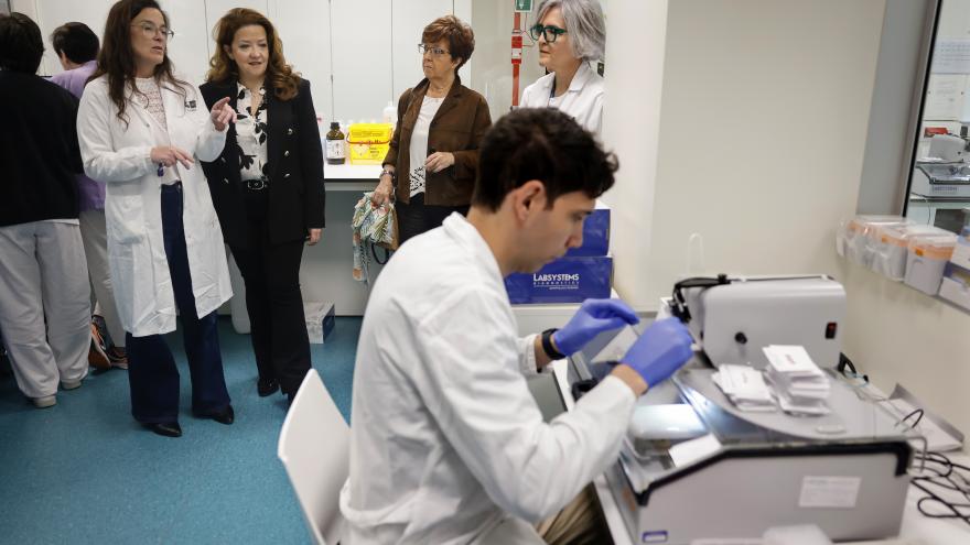 La consejera Fátima Matute durante su visita al Laboratorio de Cribado Neonatal del Hospital Gregorio Marañón