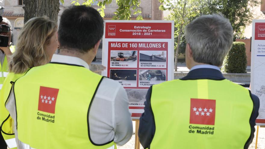 Ángel Garrido de espaldas durante la visita a las obras