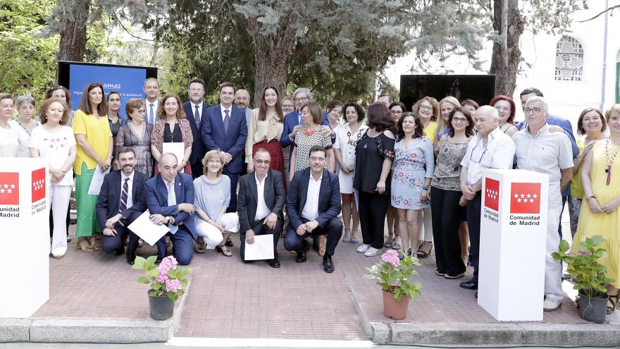 La consejera de Políticas Sociales y Familia, Lola Moreno ha recibido hoy los certificados de calidad ISO 9001 