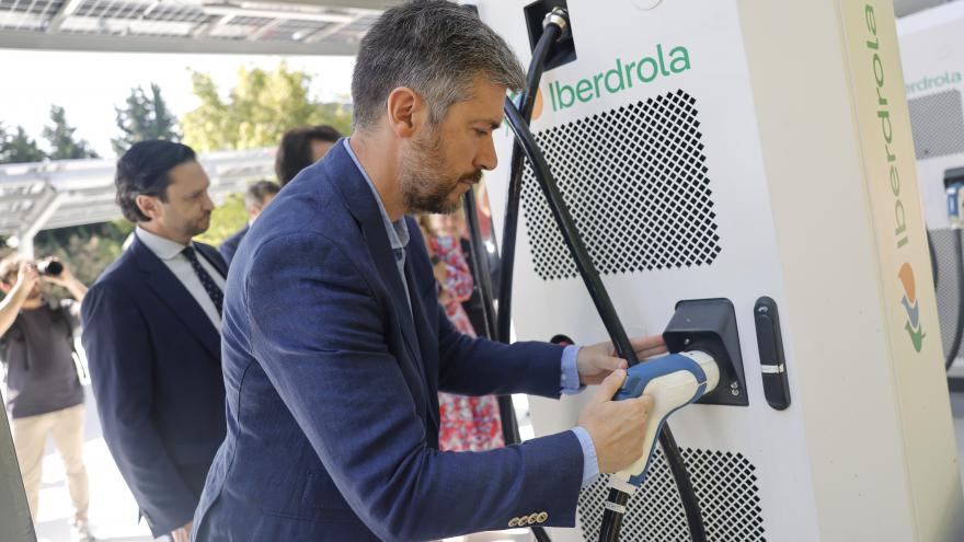 El consejero Miguel Ángel García Martín en la segunda electrolinera en la región