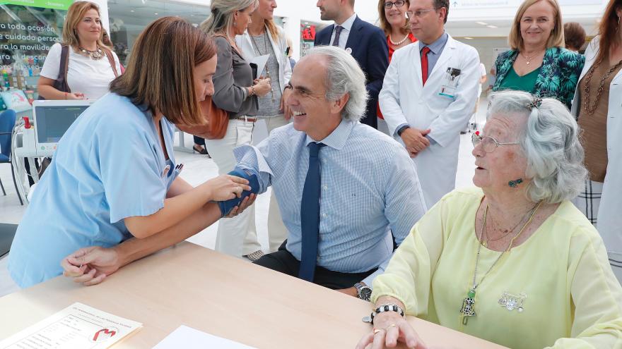 imagen de Enrique Ruiz Escudero durante la visita al Hospital Puerta de Hierro