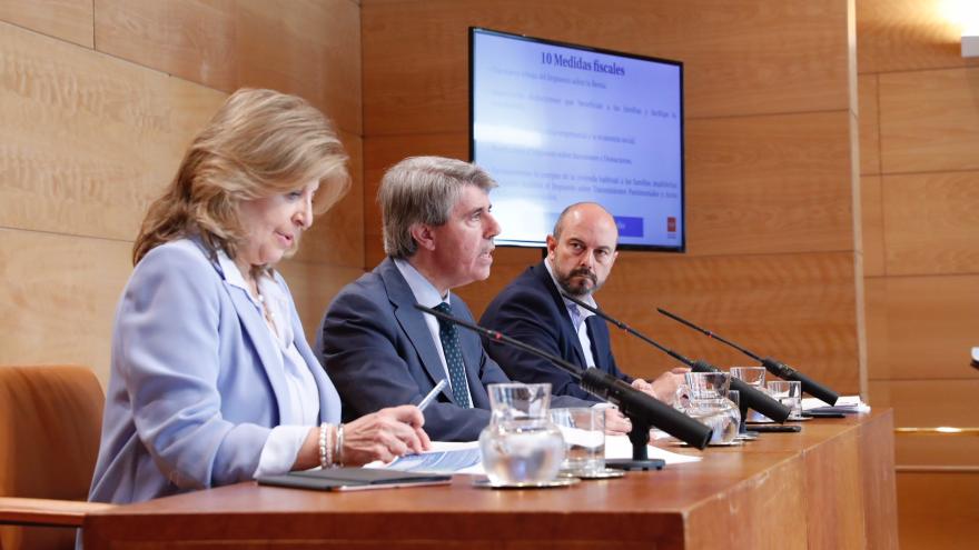 El presidente de la Comunidad de Madrid, Ángel Garrido, acompañado por el vicepresidente y portavoz del gobierno, Pedro Rollán y la consejera de Econ