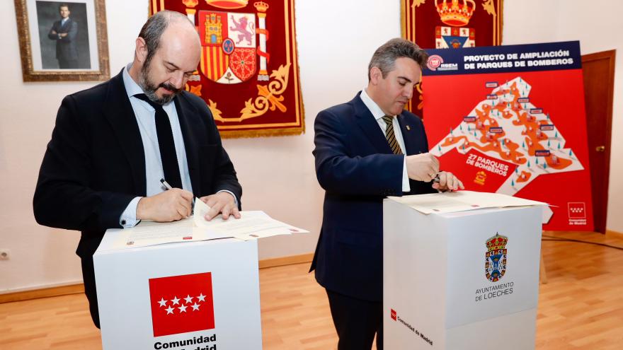 Rollán durante la firma