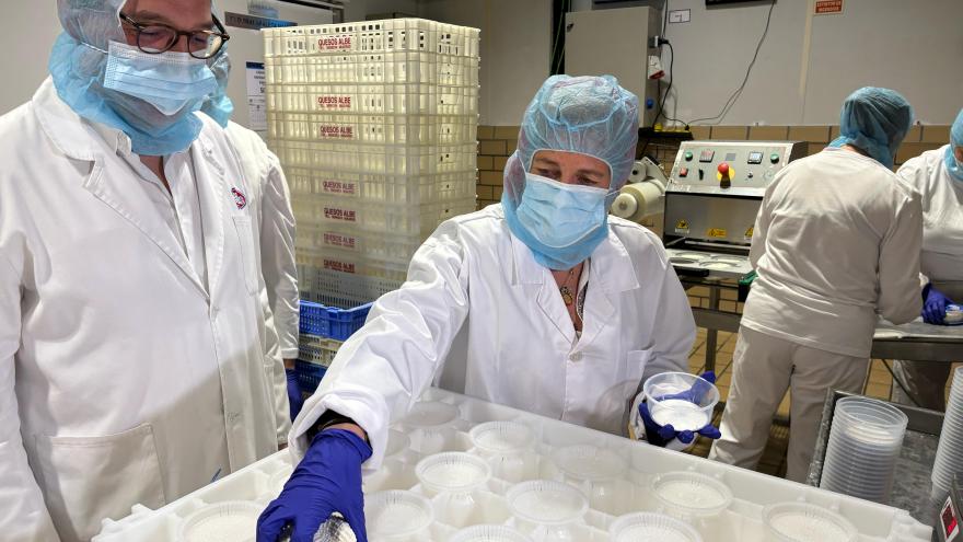 Rocío Albert en su visita a la empresa láctea Albe en Fuente el Saz de Jarama 2