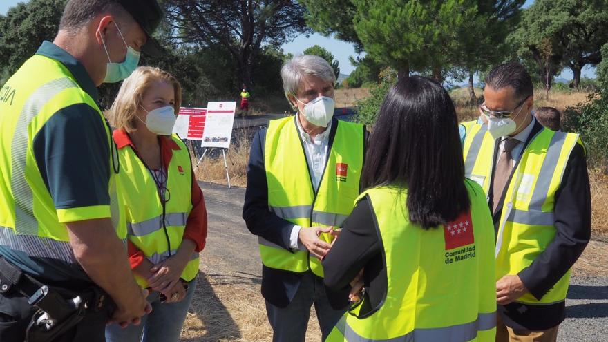 Ángel Garrido durante su visita a las obras de mejora de la carretera M-957