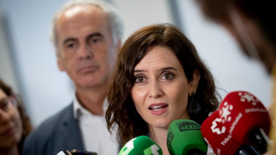 Isabel Díaz Ayuso atiende a los medios de comunicación